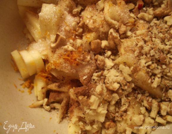 Яблоки и орехи чистим. яблоки нарезаем соломкой, посыпаем корицей, сахаром и ванилином, добавляем немного цедры апельсина и орехи.
