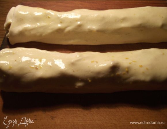 Тонко раскатываем тесто. На край теста выкладываем начинку и аккуратно сворачиваем в рулет. Если вы не соблюдаете пост, можете смазать желтком. Я растопила маргарин (он у меня на растительных жирах), добавили цедру  апельсина и немного сахара, смазала мои штрудели.