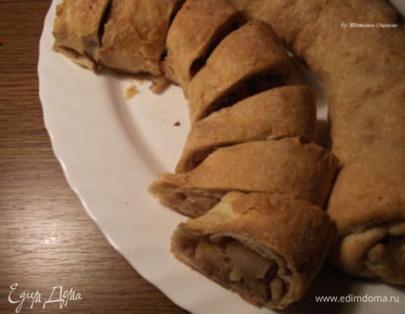 Ждем когда кухню заполнит аромат корицы, представим что мы в Австрии, заварим ароматный чай, усядемся в кресло и будем наслаждаться вечером – главное не забыть про штрудель! 

Готовим Душевно http://tatyanakost.wordpress.com