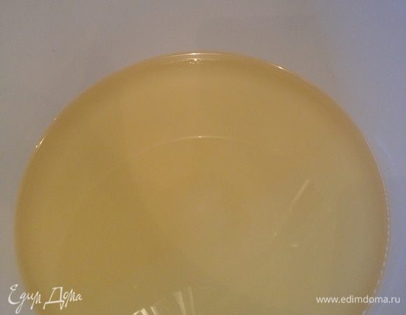 Переливаем масло в емкость для миксера
