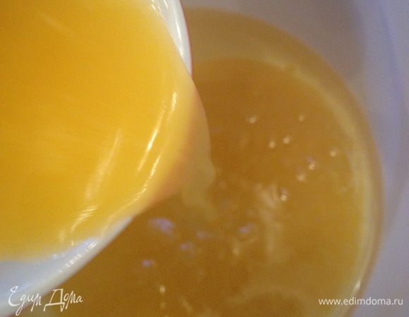 Туда же добавляем сок апельсина...