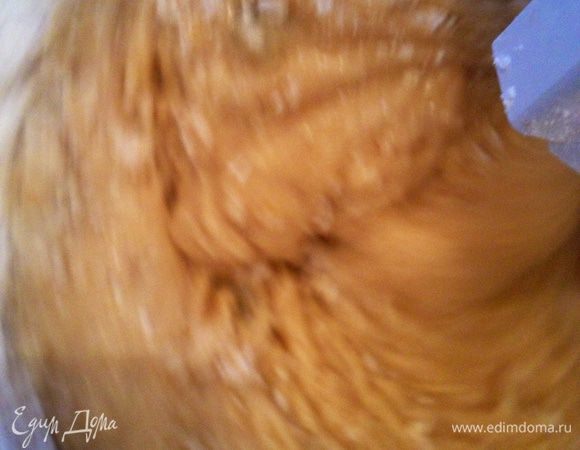 Затем добавляем муку и продолжаем взбивать до однородной массы