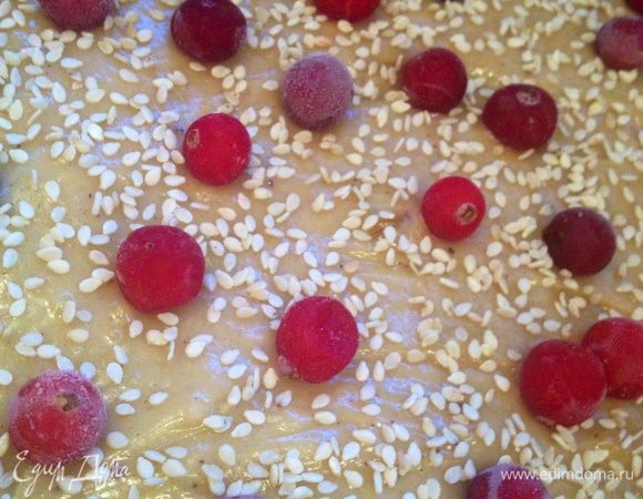 Готовое тесто вливаем в теплый противень, выкладываем сверху клюкву, посыпаем кунжутом и отправляем в духовку, разогретую до 175 градусов на 40-50 мин. Готовность проверяем деревянной шпажкой.