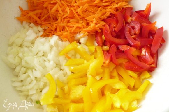 Приготовить начинку: Лук нарезать мелко,морковь натереть на крупной терке,перец нарезать соломкой.