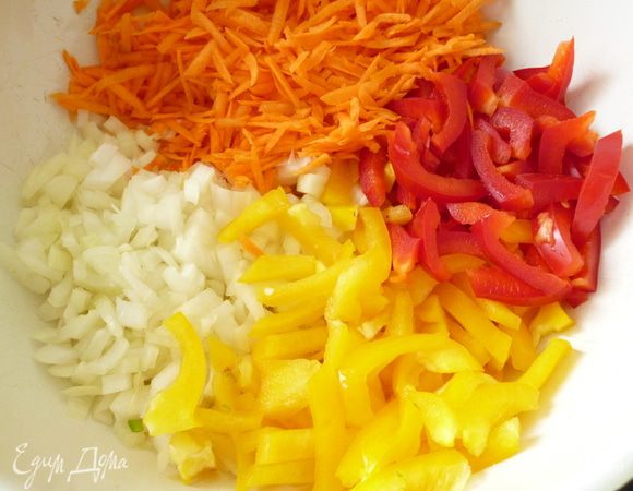 Приготовить начинку:

Лук нарезать мелко,морковь натереть на крупной терке,перец нарезать соломкой.
