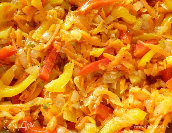 Нагреть сковороду с растительным маслом на небольшом огне,репчатый лук обжарить до прозрачности,добавить морковь, обжарить вместе с луком 10-15 минут, помешивая, посолить и поперчить (я еще добавила немножко молотой красной паприки и лавровый листик маленький), добавить нарезанный перец и прогреть 3-4 минуты под крышкой,что бы перец немножко обмяк. Остудить.