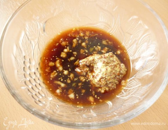 Приготовить смесь для маринада: смешать горчицу,соевый соус,лимонный сок и измельченный чеснок. Приготовить отдельно тарелку с мукой для панировки рулетиков.