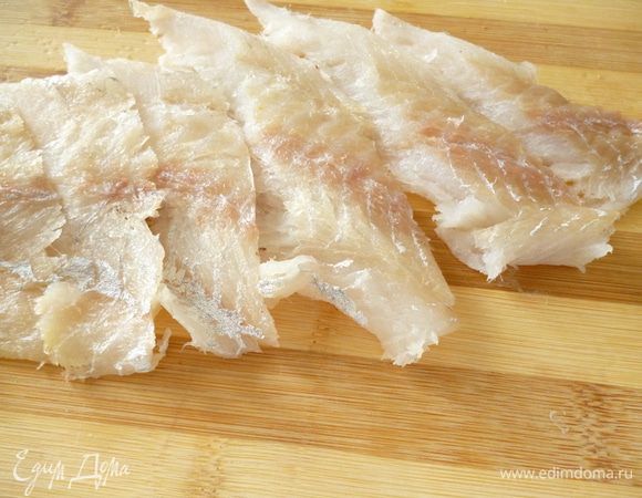 Филе рыбы нарезать  под острым углом полосками шириной около 4-х см