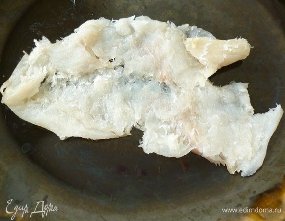 Если кусочки филе не очень широкие,их можно соединить по две штуки и хорошо прижать рукой в месте соединения. Я специально отогнула кусочек рыбы,что бы было видно,что здесь два кусочка.