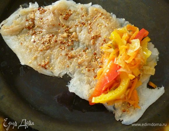 Каждый кусочек смазываем маринадом.На один край отбитого филе рыбы выкладываем начинку и,по возможности,аккуратно свертываем рулетик