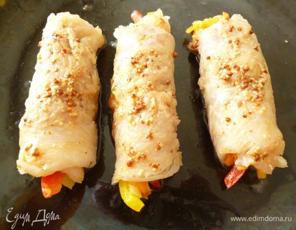 Складываем на блюдо или доску швом вниз.И опять смазываем маринадом.