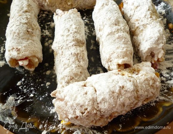 Затем каждый рулетик хорошо обвалять в муке и оставить на 5 минут,что бы мука хорошо впиталась.