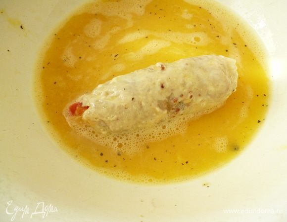 В отдельной посуде взбить венчиком яйца с солью и молотым перцем. Нагреваем сковороду с растительным маслом (жарить будем на небольшом огне,поэтому и сковороду нагревайте на таком же огне). Берем по одному рулетику, хорошо со всех сторон обмакиваем в яичную смесь,выкладываем сначала швом вниз и обжариваем в течении 15-20 минут до золотистого цвета. Во время жарки рулетики надо поворачивать, чтобы они равномерно прожарились. Готовые рулетики сложить в сотейник, прикрыть крышкой и дать им отдохнуть минуты 2-3 и можно подавать с любимым вашим салатом или гарниром. Приятного вам аппетита!:)