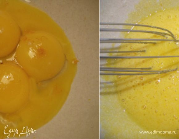 Охлажденные желтки взбить с 50 граммами сахара до получения стойкой пены.
