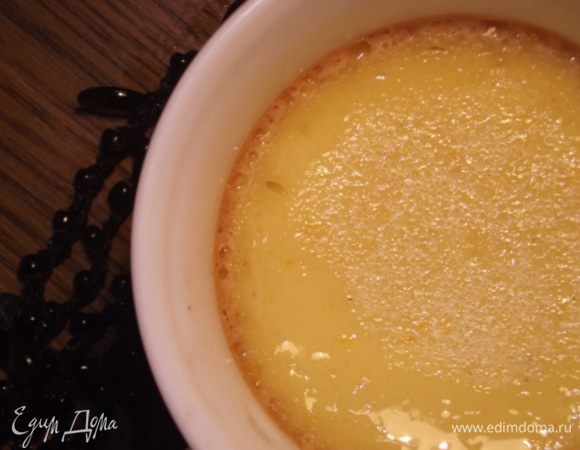 Если у вас есть в духовку гриль, на 3-5 минут включите его в конце выпечки. Как только появиться карамельная корочка, вынимайте и охлаждайте десерт.