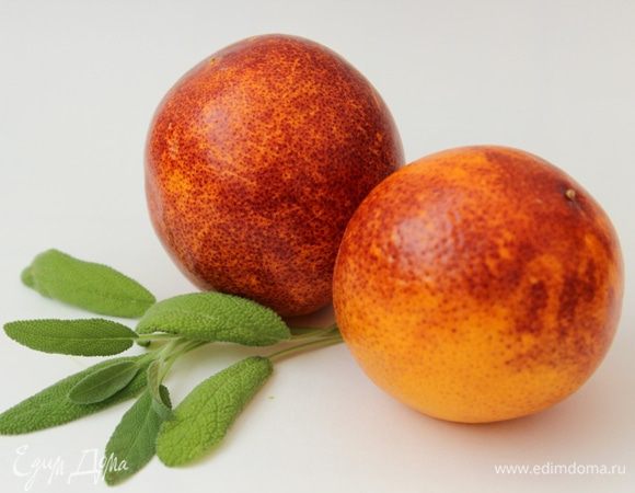 Для маринада выжать сок из апельсин, листики шалфея нарубить мелко, добавить соевый соус, чеснок и хорошо перемешать.