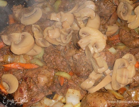 Посолите, поперчите, добавать остальные специи, перемешайте, выжмите сок апельсина в печень и потушите 3 минуты на среднем огне. Добавьте шампиньоны и пожарьте вместе еще пару минут.