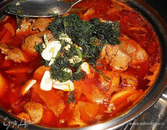 Переложите печень в сотейник и налейте горячую воду так, чтобы она покрывала печень. Добавьте томатный соус и тушите 20–25 минут. Снимите с плиты и добавьте нарезанный пластинками чеснок и измельченный укроп. Перемешайте, накройте крышкой и дайте постоять 5 минут.