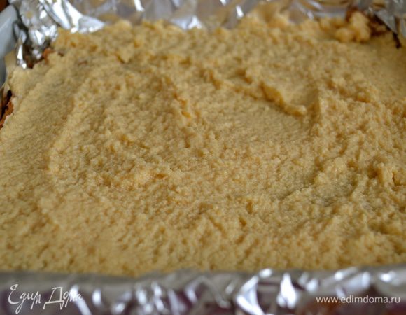 Остывшую основу брауни снова положить в форму, где он выпекался. Смазать сверху кремом. И поставить охлаждаться в холодильник примерно на час (до застывания крема).  