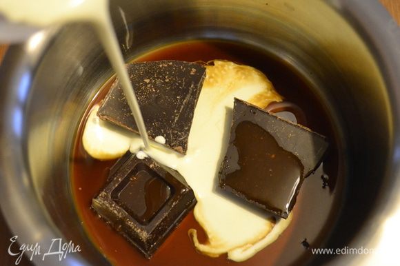 Тем временем приготовим глазурь. Для глазури шоколад с кофе и сливками растопить на водяной бане (или в микроволновой печи).
