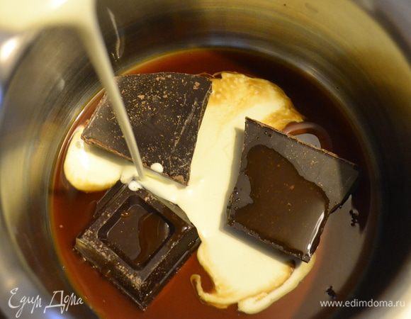 Тем временем приготовим глазурь. Для глазури шоколад с кофе и сливками растопить на водяной бане (или в микроволновой печи). 