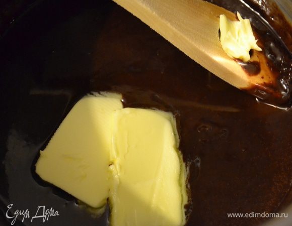 Добавить масло и оставить глазурь остывать до комнатной температуры.