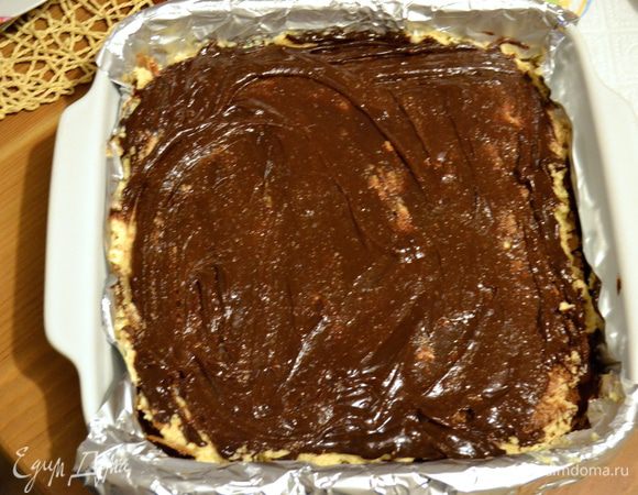 Примерно через час после того, как мы поставили охлаждаться брауни в холодильник, достать его и покрыть сверху шоколадной глазурью. После чего снова убрать охлаждаться примерно на 3 часа. 