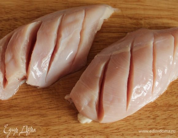 Грудки помыть, сделать диагональные надрезы, не дорезая до конца.