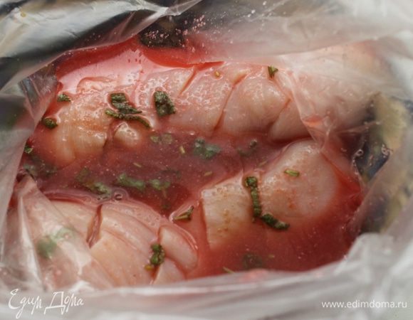 Положить грудки в полиэтиленовый пакет, залить маринадом и оставить на 1 час.