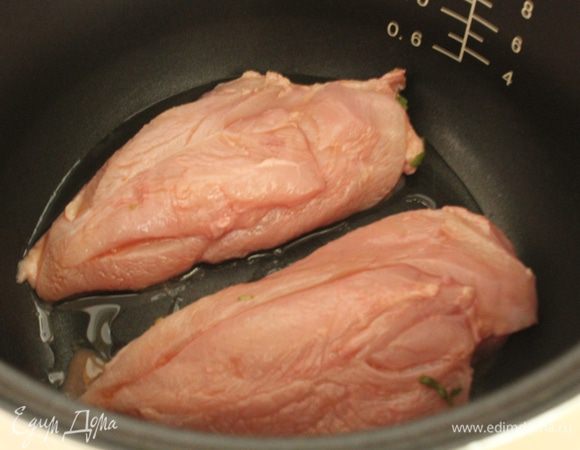 Выложить грудки в чашу мультиварки, обжарить с обеих сторон по 3 минуты. Добавить немного воды и готовить на режиме ВЫПЕЧКА 50 минут.