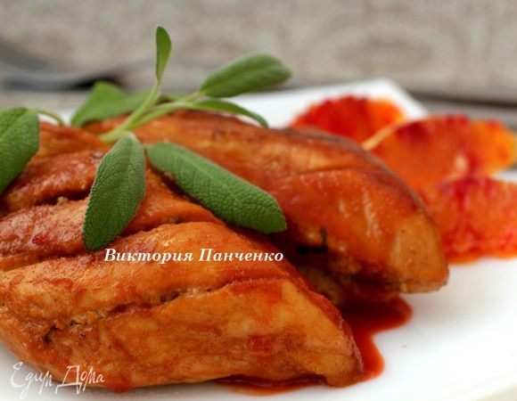 Маринад процедить, уварить на слабом огне до густоты. Полить готовые грудки соусом, подавать с дольками апельсина.