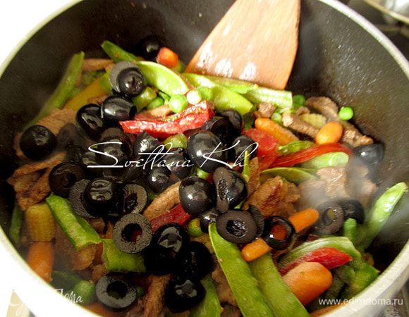 Добавить маслины.