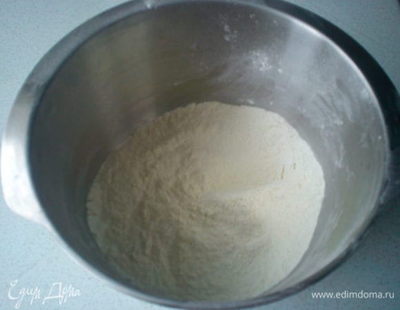 Муку с разрыхлителем просеять в миску или чашу комбайна.
