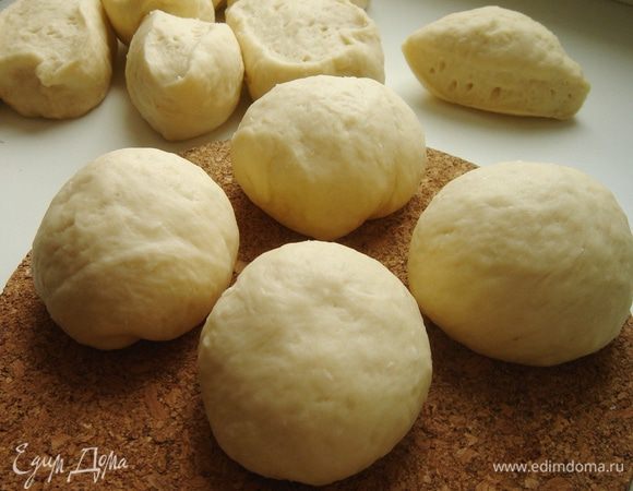Разделить тесто на 9-12 равных частей и каждую скатать в шар.