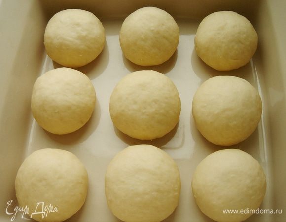 Выложить булочки в форму (у меня 25х25 см) на расстоянии друг от друга. Затянуть форму пищевой плёнкой и убрать на ночь в холодильник. Порция получается большой, поэтому можно часть булочек заморозить и упаковать в целлофановый пакет. За ночь до приготовления достать булки из морозильника, уложить в форму, закрыть форму плёнкой.
