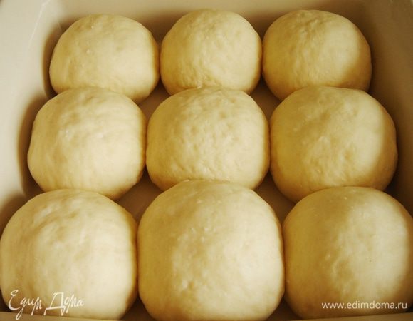 Наутро булки уже достаточно большие. Форму достать из холодильника и подержать 1 час при комнатной температуре.