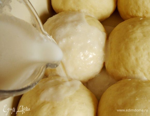 Кокосовое молоко можно сделать в домашних условиях. Для этого лучше использовать свежий кокос, расколоть его надвое и слить жидкость. Мякоть натереть на тёрке или нарезать на куски и измельчить в блендере. Один кокос- примерно 250-300 мл измельчённой крошки. Можно воспользоваться готовой кокосовой стружкой. Один стакан стружки залить стаканом кипятка и взбить в блендере для лучшего соединения, накрыть и оставить на 1 час настаиваться. Затем переложить смесь в сито, выложенное несколькими слоями марли и отжать молоко.