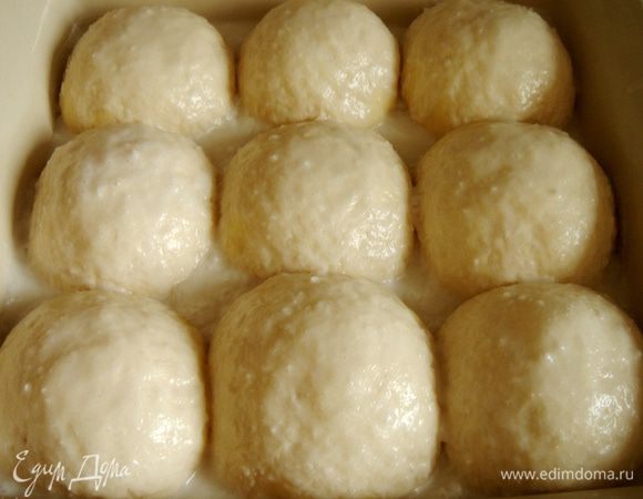 Духовку разогреть до 180-200*С. Кокосовое молоко смешать с сахаром и залить им булки так, чтобы поверхность была полностью покрыта смесью. 