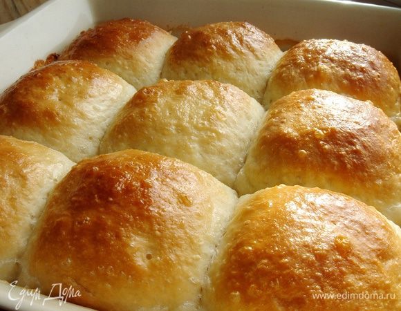 Выпекать 25-35 минут до румяной корочки. Булочки хороши и тёплыми и холодными. Жидкость впитается в булочки и сделает их сладкими и очень ароматными. Если налить 400 мл кокосового молока, то бОльшая часть жидкости достанется булкам, а совсем чуть-чуть молока останется на дне в виде заварного кокосового крема. Приятного аппетита!