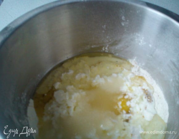 Добавить к муке остальные ингридиенты для теста. Можно замесить в комбайне на большой скорости. Месить не более 1 мин. Или быстро смешать все руками. При длительном замесе тесто становится липким!