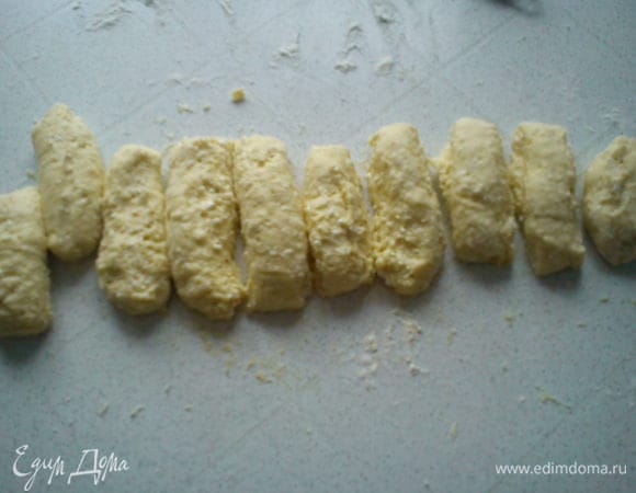 Раскатать тесто в колбаску и разрезать на 12 частей.