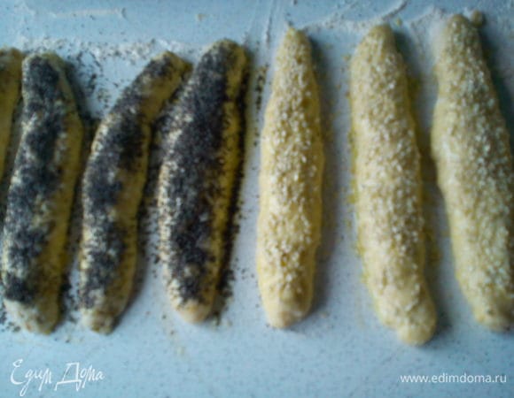 Присыпать их маком и кунжутом. 