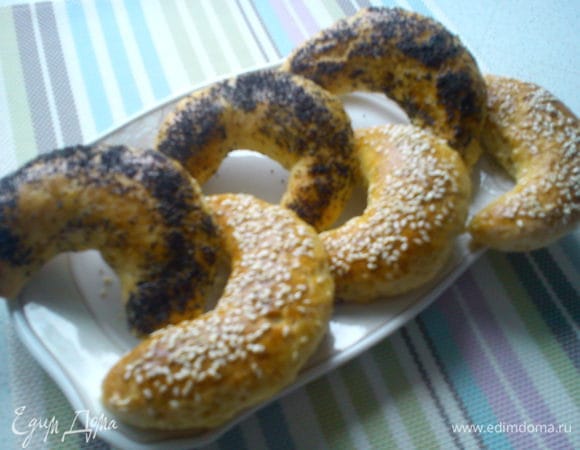 Лист для выпечки выстелить пергаментом и выложить на него рогалики в форме полумесяца. Выпекать при 200 С 20-25 мин. до золотистого цвета