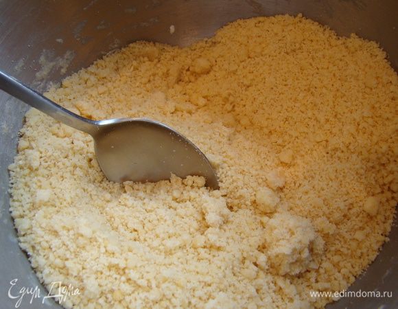 Добавляем остальную муку - растираем до получения крошки.