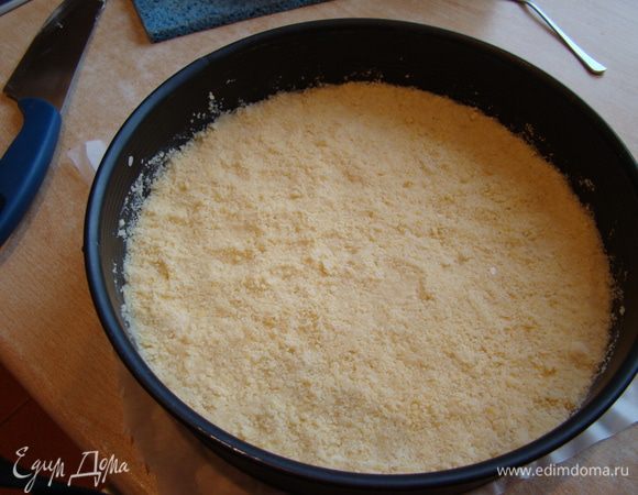 Утрамбовываем в разъемную форму 26 см, ставим в холод на 10-15 минут, включаем духовку на 175"С.