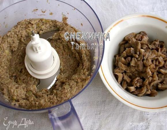 Немного остужаем их и измельчаем блендером в однородную массу. Вторую часть грибов нарезаем небольшими кусочками.