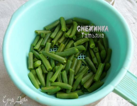 Спаржевую фасоль варим 5 минут в подсоленной воде, сцеживаем.