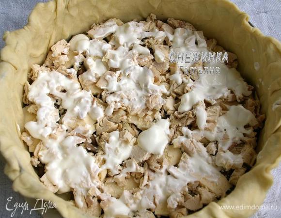 Сверху – куриное филе и смазываем сметаной. Куриная грудка у меня была отварной, можно запечь любое филе в духовке до готовности, посолив, поперчив или даже смазав любимыми пряностями.