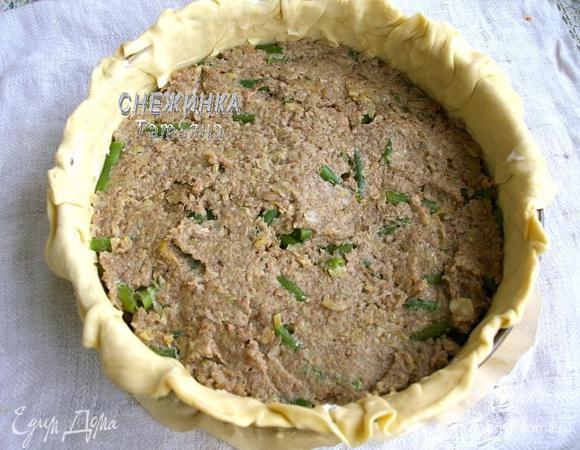 Теперь слой спаржевой фасоли. И распределяем грибную массу с луком.