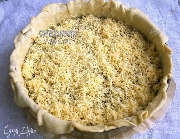 Сверху натираем на тёрке сыр.